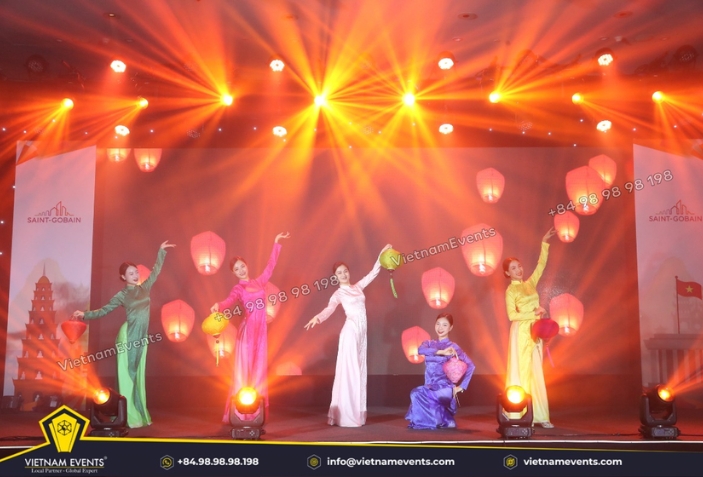 What audio and lighting equipment is available for high-class corporate events in Vietnam?