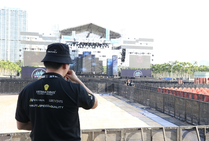 What are the best convention centers in Hanoi and Ho Chi Minh city for corporate events?