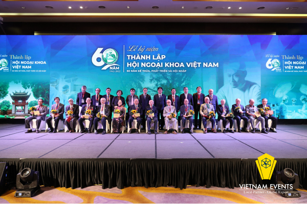 The anniversary honorably hosted the presence of renowned specialists and physicians in Vietnam and around the world