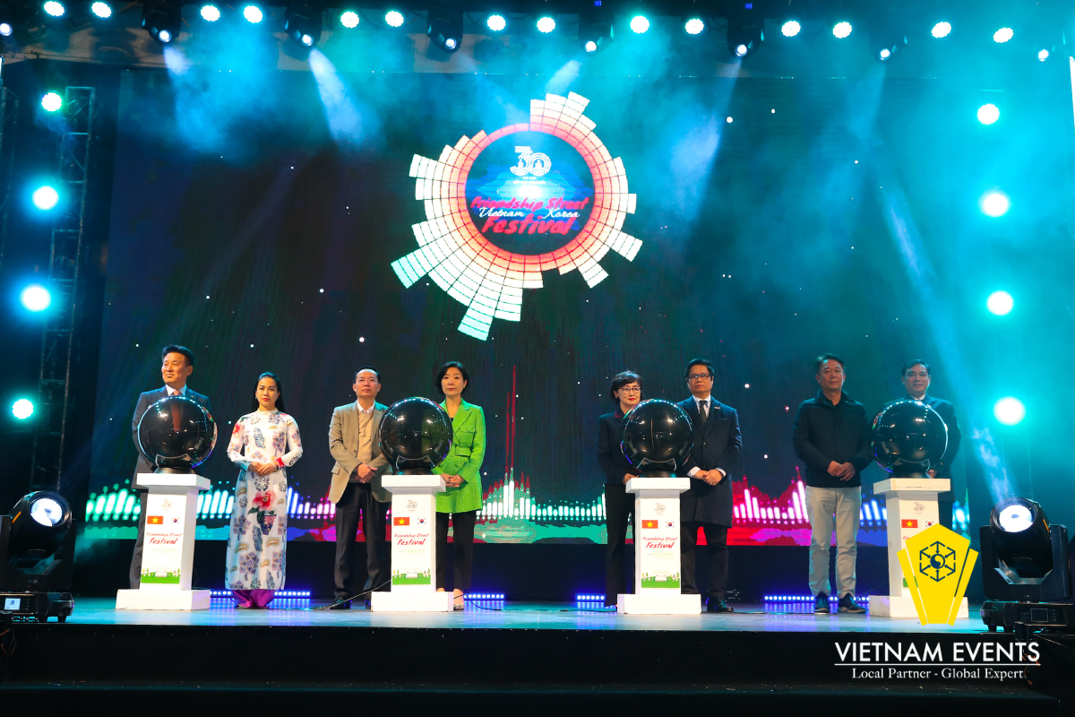 Delegates press the button to start the "Friendship Street Vietnam-Korea Festival 2022"