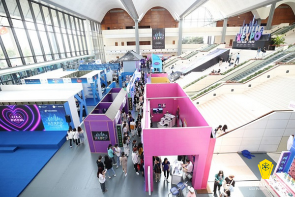 Food, beverage, and cosmetics are popular items found at B2C K-EXPO booths