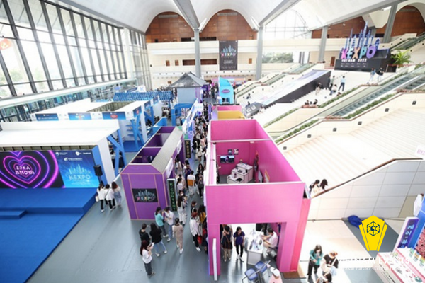 Visitors can find numerous booths of food, cosmetics, fashion… at K-Culture Exhibition