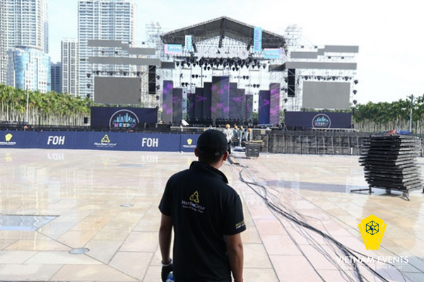 Vietnamevents technicians were setting up the K-EXPO Concert stage