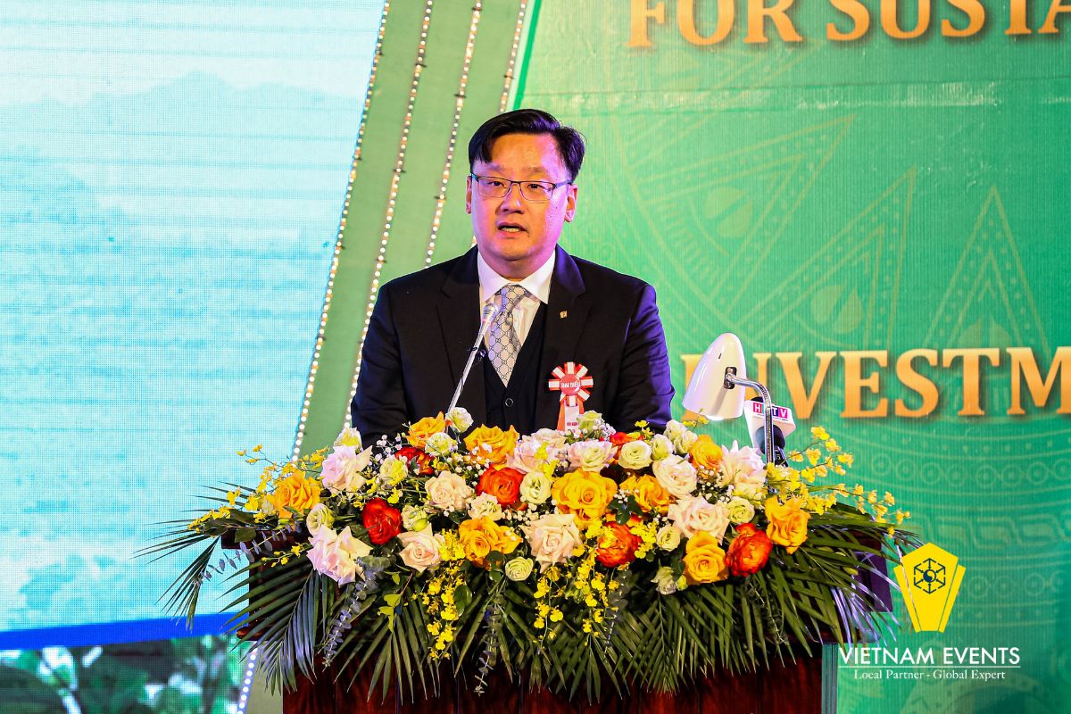 Mr. Arthur Ting, representative of an enterprise delivered a speech at the event