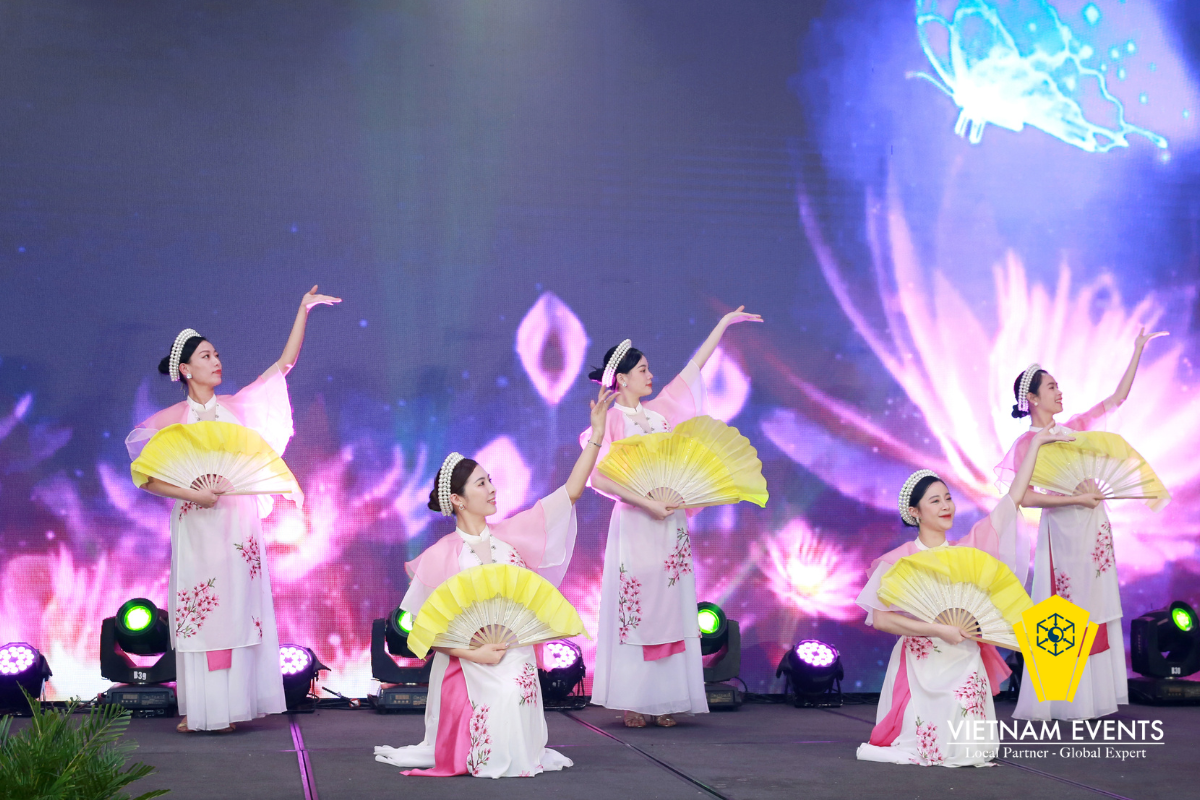 Vietnamese dance performances were performed at the event